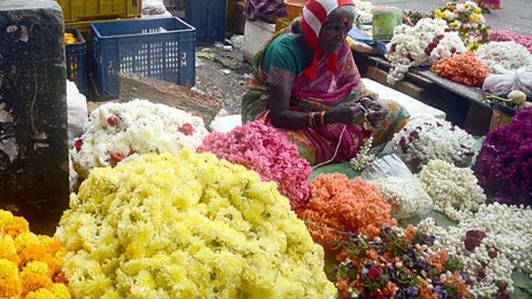 Bathukamma : రంగురంగుల పువ్వులతో విరబూసిన మార్కెట్లు.. భగ్గుమంటున్న ధరలు