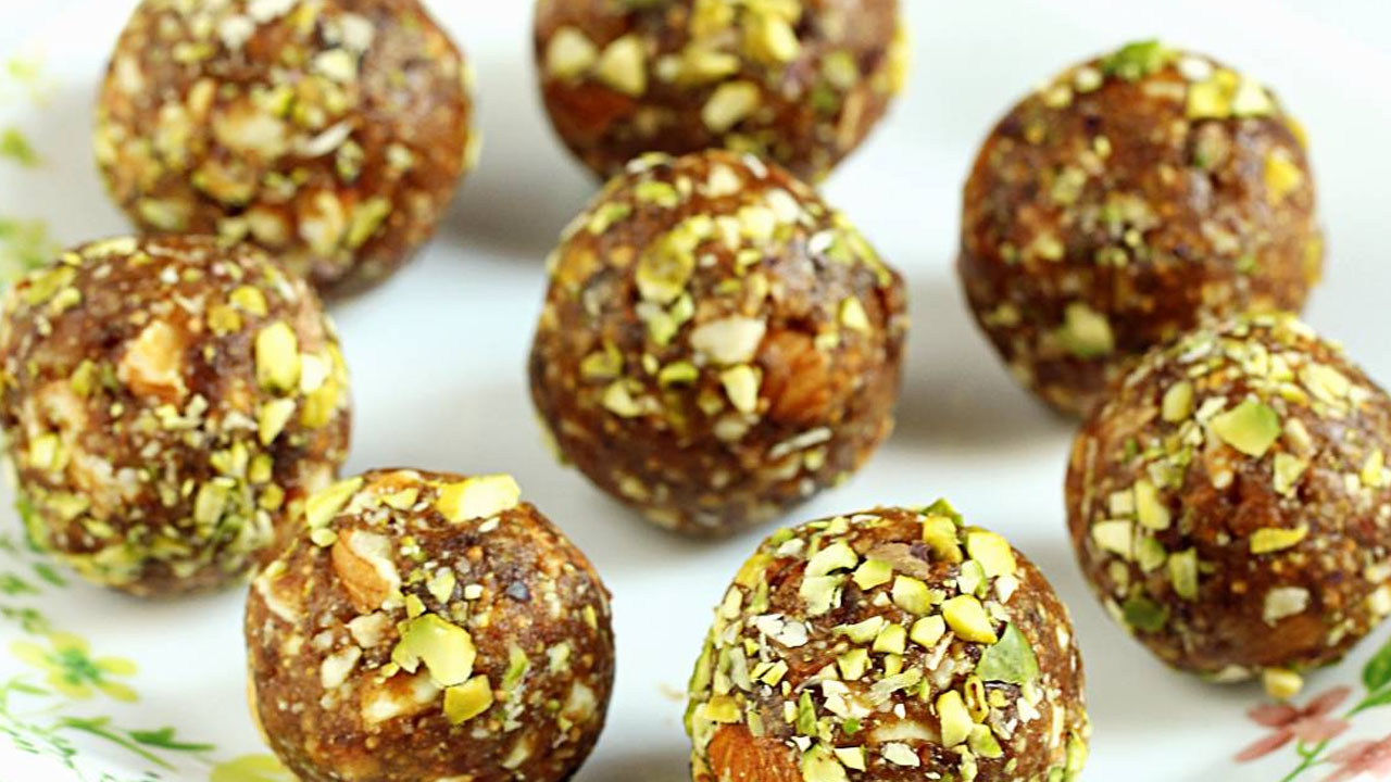 Green Moong Dal Laddu: ఫిట్‌నెస్ ప్రియుల కోసం స్పెషల్ రెసిపీ.. చక్కెర, బెల్లం లేకుండానే తియ్యని పెసరపప్పు లడ్డూలు..