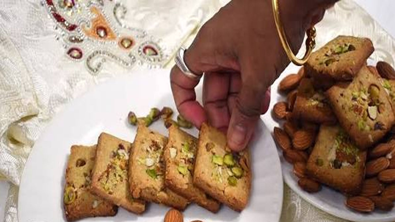 Biscuit Recipe: ఓవెన్ అవసరం లేదు.. కడాయితోనే బేకరీ స్టైల్ బిస్కెట్లు ఇంట్లోనే.. తయారీ విధానం చాలా ఈజీ!