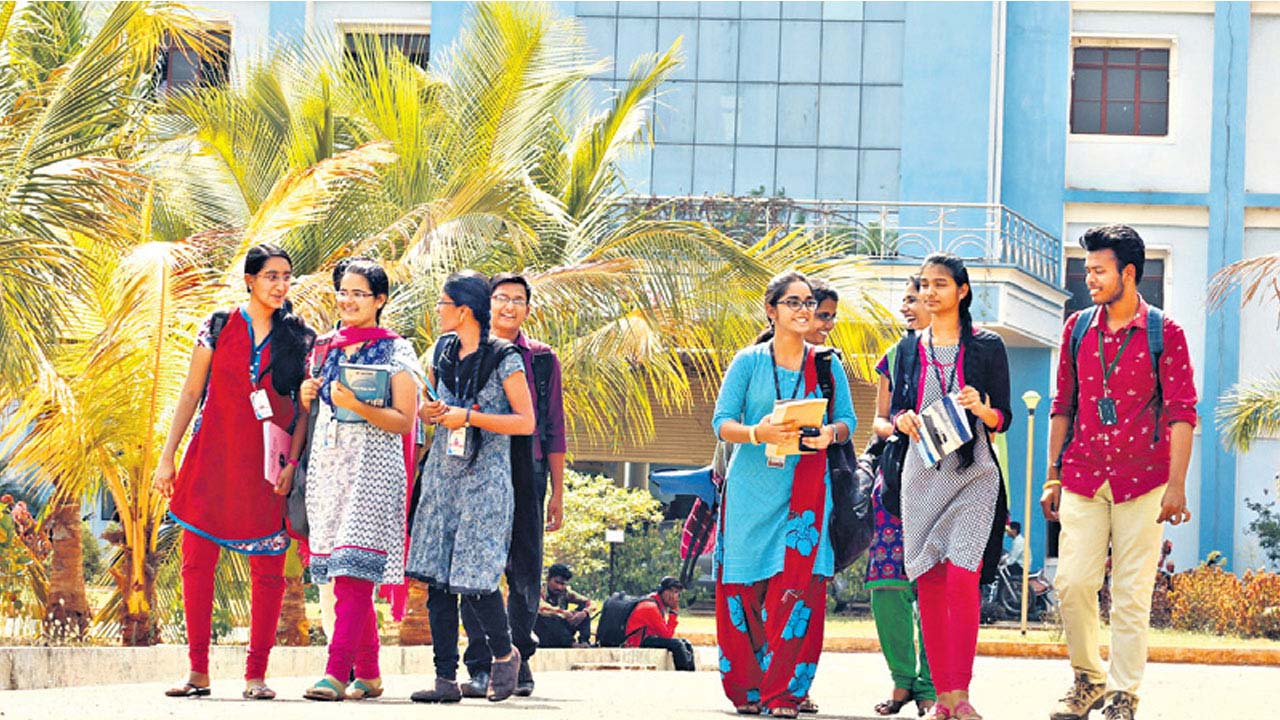 Scholarships : విద్యార్థులకు గుడ్‌న్యూస్.. రూ.204 కోట్ల స్కాలర్‌షిప్‌లు విడుదల